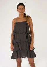 Vestido corto de diseño escalonado con volantes en cascada, escote cuadrado y tirantes finos.