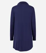 Camisón de estilo americano color azul marino, confeccionado en tejido peach touch. Presenta cuello solapa, cierre frontal con botones, manga larga con puños de encaje y detalle de encaje en los hombros. Incluye un bolsillo frontal en el pecho.