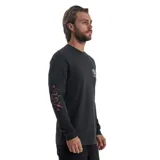 Remera negra de manga larga con estampado en el pecho y en las mangas.