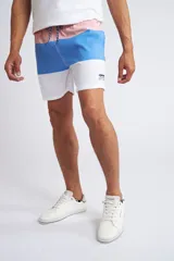 Short de baño con cintura elástica y cordón ajustable, confeccionado en tela ligera de secado rápido. Presenta un estampado botánico integral en tonos amarillos, blancos y azules, con dos bolsillos delanteros y uno posterior.