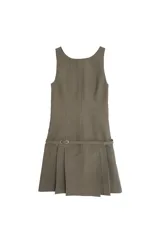 Vestido corto sin mangas color gris verdoso, confeccionado en tejido estructurado. Presenta un escote redondo, diseño ajustado en la parte superior y falda con tablas. Incluye un cinturón fino con hebilla metálica a la altura de la cadera.