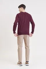 Sweater de punto con cuello redondo, diseño jaspeado en tono beige y puños y ruedo acanalados.