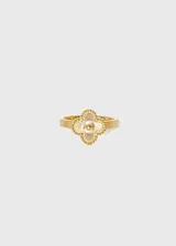 Anillo dorado de acero quirúrgico hipoalergénico con forma de trébol de cuatro hojas labrado.