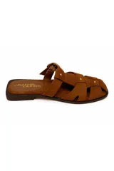 Zueco de gamuza color marrón Daniel Cassin, con diseño trenzado estilo fisherman, tiras cruzadas y hebilla metálica de ajuste en el empeine.