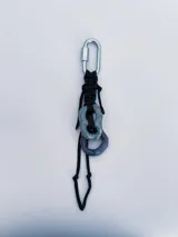 Charm para bolso o accesorios con mosquetón metálico, tejido de macramé en cordón negro y dijes de cerámica esmaltada en tonos violeta y celeste.