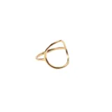 Anillo dorado de acero quirúrgico con forma geométrica irregular.