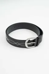 Cinturón negro de cuero con costuras decorativas blancas en forma de rombos y hebilla metálica plateada.