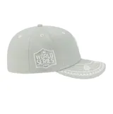 Gorra New Era 59FIFTY de los Los Angeles Dodgers, color gris con bordados en blanco. Cuenta con el logo del equipo en el frente, el flag de New Era en el lateral y detalles bordados estilo bandana a lo largo de la visera.