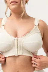 Soutien reductor clásico reforzado prendido adelante, sin aro. Breteles anchos acolchados regulables. Ganchos reforzados. Confeccionado con tela que contiene fibra LYCRA
