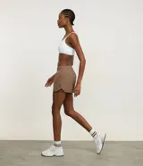 Short deportivo femenino color marrón topo, estilo runner, con cintura elástica y aberturas redondeadas en los laterales.