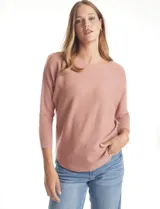 Buzo de punto rib color beige, con cuello redondo, manga japonesa tres cuartos y silueta relajada.