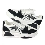 Championes urbanos de diseño chunky, combinando paneles en color blanco y negro con detalles de estampado tipo salpicadura. Presentan suela de plataforma con relieve y cordones al tono.