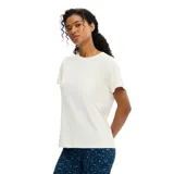 Remera deportiva de manga corta y cuello redondo, color blanco, de corte clásico y cómodo.