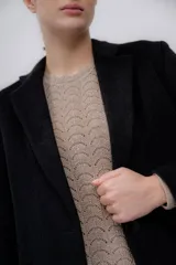 Sweater azul marino de punto calado, confeccionado en 100% baby alpaca, de manga larga y cuello redondo.