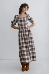 Vestido midi de viyella a cuadros marrones, blancos y amarillos, con escote cuadrado, mangas abullonadas 3/4 y falda con vuelo.