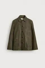 Cazadora regular fit de piel con acabado de ante con efecto vintage, cuello de solapa, manga larga, bolsillos de plastrón en el delantero y cierre frontal de botonadura.