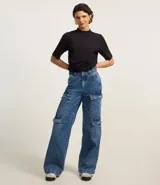 Remera de algodón color celeste con cuello alto y mangas cortas.