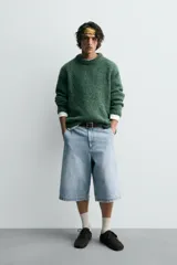 Jersey de hombre de corte relajado, tejido en hilado texturado color verde bosque, con cuello redondo y manga larga.