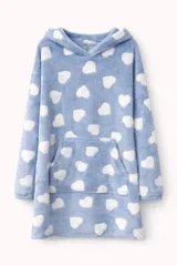 Buzo tipo hoodie de textura afelpada y suave, con diseño de trenzas en relieve, capucha y bolsillo frontal tipo canguro.