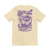 Remera de algodón color beige con estampado gráfico en la espalda que presenta a Alf relajado en una reposera bajo una palmera, con la leyenda 'Emexem Spa & Resort' y 'El aire acondicionado no funciona'.