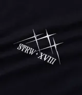 Remera relaxed de algodón color negro, con estampado frontal de diseño tribal y la frase "Silent Chaos" en blanco.