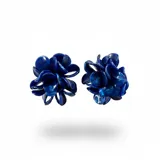 Caravanas de diseño exclusivo Fahoma, elaboradas artesanalmente en resina italiana con forma de pétalos superpuestos en color azul profundo. Cuentan con ajuste de clip.