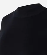 Blusa de manga corta amplia y sisas desplazadas, confeccionada en punto leve de viscosa y poliamida, con cuello redondo ligeramente alto.