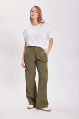 Pantalón casual cargo verde militar, de corte recto y tiro alto, con bolsillos laterales y bolsillos cargo en los muslos.