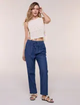 Pantalón de algodón color beige de corte recto, con pretina elastizada, cordón de ajuste y bolsillos laterales.