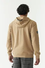 Canguro de felpa color tostado, con capucha, cordones de ajuste negros, bolsillo tipo canguro y estampado gráfico frontal inspirado en el arte clásico.