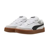 Championes Puma modelo Park Lifestyle SK8, de diseño urbano inspirado en el skate. Presentan una base de cuero blanco con detalles en gamuza gris claro en la puntera y el talón, destacando la icónica franja lateral de Puma en color negro. La suela es de goma color caramelo, proporcionando un contraste clásico y duradero.
