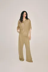 Pantalón de pierna recta color tostado, con tiro medio y cintura elástica. Confeccionado en hilatura con mezcla de viscosa.