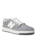 Championes urbanos New Balance modelo 480 Lifestyle, color gris con detalles en blanco. Presentan una combinación de gamuza y malla en la capellada, con el logo 'N' característico en los laterales y suela de goma plana.
