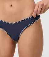 Bombacha de bikini de microfibra color azul marino, con diseño de pernera alta tipo asa delta y pespuntes blancos contrastantes en los bordes.