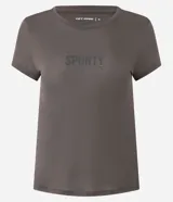 Remera deportiva de manga corta y cuello redondo, confeccionada en tejido de poliamida con textura tipo crepé. Presenta un estampado frontal con la palabra 'Sporty' en acabado de gel.