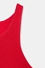 Top corto de punto acanalado color rojo vibrante, con cuello redondo y tirantes anchos tipo halter.