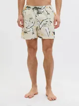 Short de baño de tiro medio con estampado botánico abstracto en tonos blanco, negro y amarillo sobre base color crema. Cuenta con cintura elástica con cordón ajustable, bolsillos laterales y bolsillo trasero.