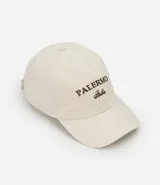 Gorra de sarga color beige con visera curva y bordado frontal con la inscripción Palermo Italia en color marrón.
