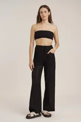 Top bandeau negro con bordado calado y elástico en la parte superior.