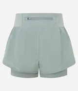 Bermuda deportiva tipo runner de microfibra color azul marino, con cintura elástica, bolsillo con cierre y diseño holgado con bajo redondeado.