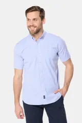 Camisa sport de manga corta a rayas celestes y blancas, con cuello abotonado, cierre frontal con botones y bolsillo ojal en el pecho.