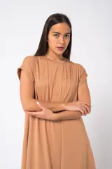 Vestido corto de algodón color fucsia, corte recto y mangas cortas.