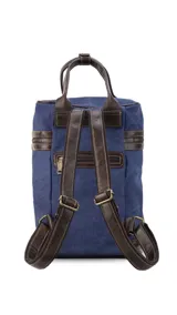 Mochila matera de diseño vertical, confeccionada en tela canvas marrón con detalles y refuerzos en cuero sintético oscuro. Cuenta con doble asa superior de mano, correas traseras regulables, cierre metálico frontal y bolsillo posterior.