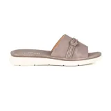 Sandalia casual Korium color gris topo, con capellada de cuero sintético texturizado y detalle de nudo.