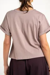 Remera color camel, de corte al cuerpo, manga corta con vuelta y cuello redondo.