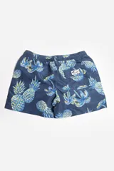 Short de baño con estampado de ondas en tonos azules y beige, cintura elástica con cordón ajustable, bolsillos laterales y suspensor interno.