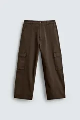 Pantalón cargo de corte relajado confeccionado en tejido de algodón con elasticidad. Presenta bolsillos laterales tipo cargo con solapa en las perneras, bolsillos frontales y bolsillos traseros de doble vivo. Cierre frontal con cremallera y botón.
