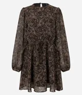 Vestido corto de chiffon con estampado paisley en tonos marrones y detalles metalizados dorados. Presenta mangas largas con puños elásticos, cuello redondo y falda con caída fluida.