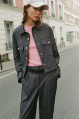 Pantalón de tiro alto con diseño de pernera recta y pinzas delanteras. Cuenta con bolsillos frontales, falsos bolsillos de vivo en la parte trasera y cierre frontal con cremallera, botón interior y gancho.