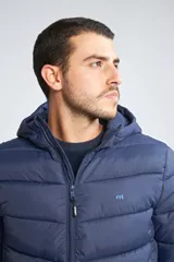Campera puffer de hombre con capucha, cierre frontal completo y bolsillos laterales. Diseño acolchado con costuras horizontales.